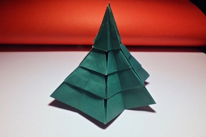 B4. Christmas tree (Roman Diaz)