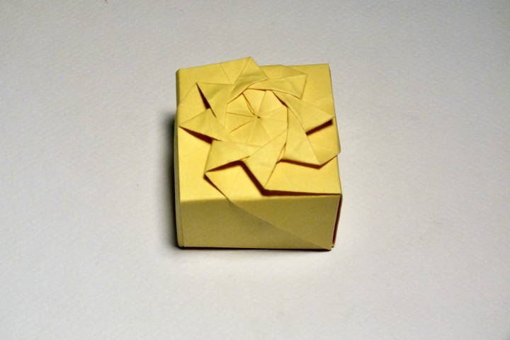 23. Twisted box (Dáša Ševerová)