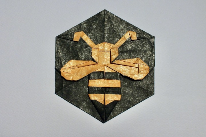 1. Bee badge (Mi Wu)